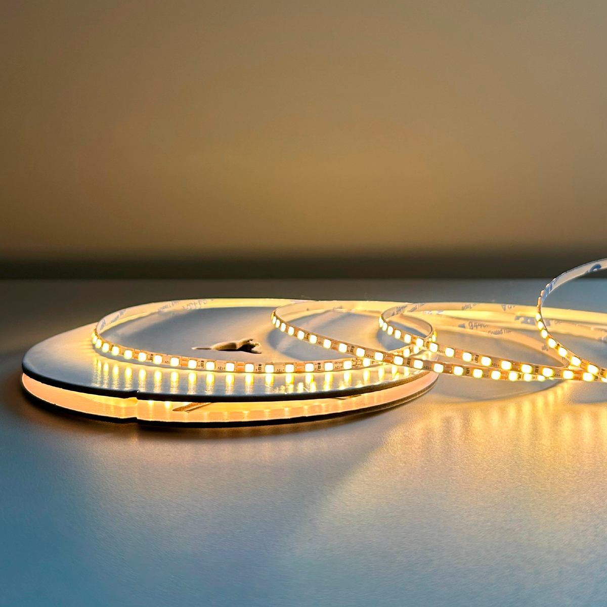 Fita Led Celeste Slim 5m 8w 2700k Branco Quente 960lm 12v Alut