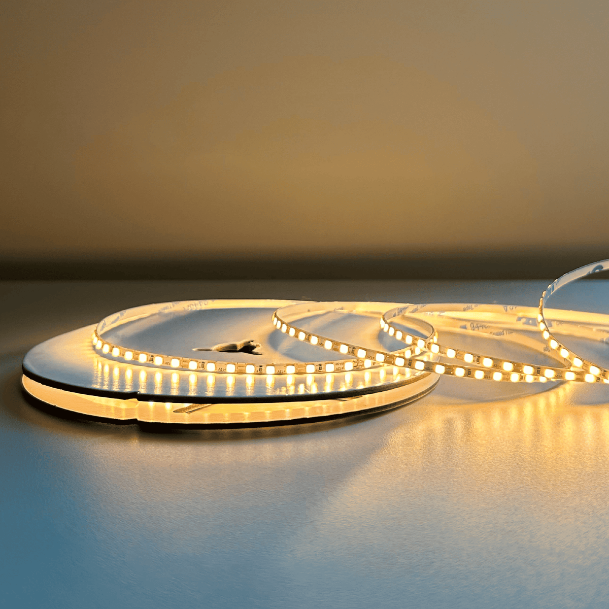 Fita Led Celeste Slim 5m 8w 2700k Branco Quente 960lm 12v Alut - NEO Avant